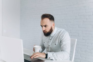 adam içki kahve sakallı