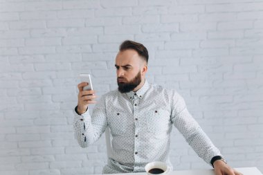 Cep telefonu kullanan adam