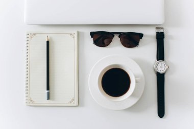 dizüstü bilgisayar, cep telefonu ve kahve