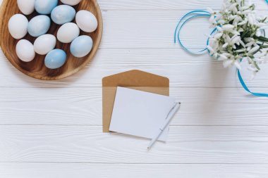 Paskalya yumurtaları ve kart