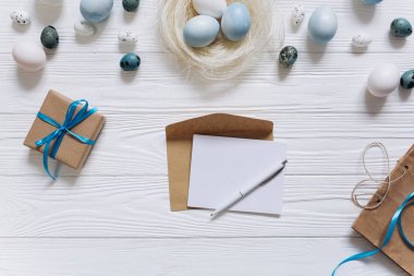 yuva ve boş oyun kağıdı