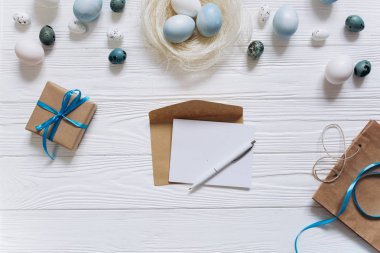 yuva ve boş oyun kağıdı