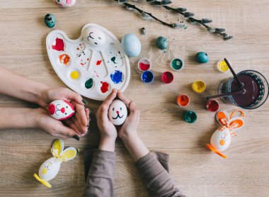 tablo üzerinde yumurta boyama eller