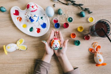 yumurta boyama eller