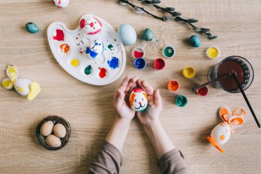 yumurta boyama eller