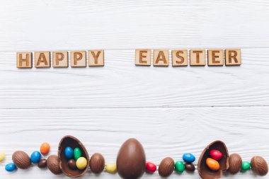 metin ile Paskalya yortusu yumurta