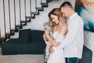 kedi ile genç Çift