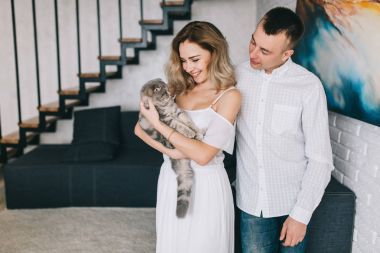 kedi ile genç Çift