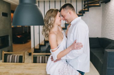 Mutfakta flört Çift