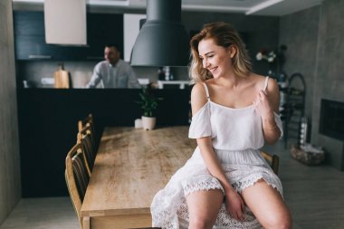 Mutfakta güzel Çift