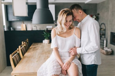 Mutfakta flört Çift