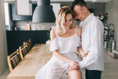 Mutfakta flört Çift