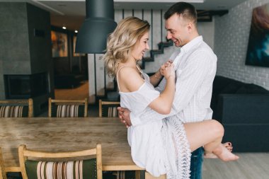 Mutfakta güzel Çift