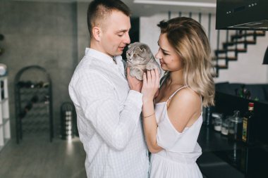 İskoç kedi ile Çift