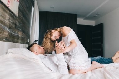 yatakta güzel çift oyun