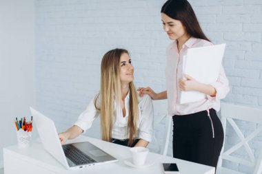 Kadınlar beyaz ofis iş