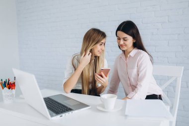 Kadınlar iş dizüstü bilgisayar ile