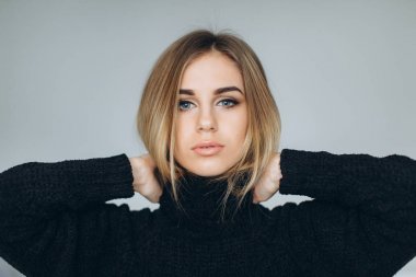 Siyah kazaklı sarışın kadın