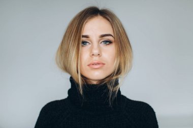 Siyah kazaklı sarışın kadın