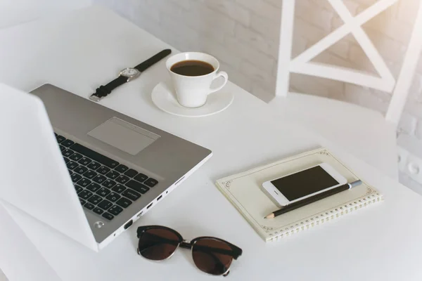 Lieu de travail avec ordinateur portable et café — Photo