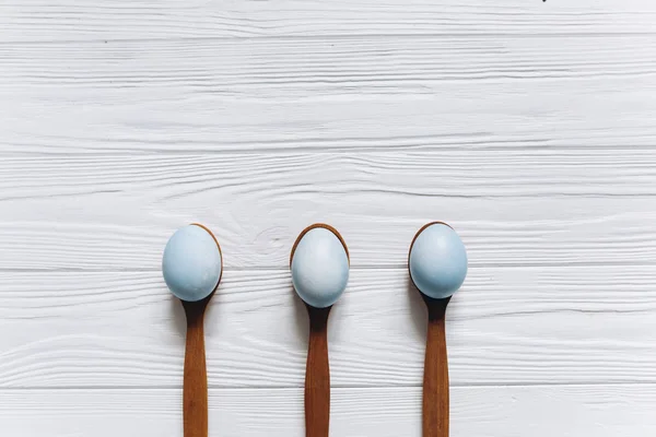 Huevos pintados de Pascua en cucharas —  Fotos de Stock