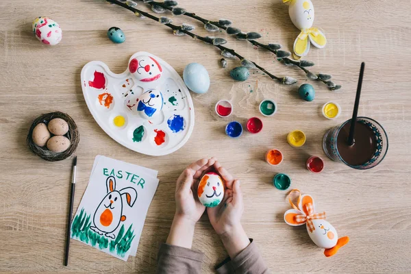 Pequenas mãos pintando ovos — Fotografia de Stock