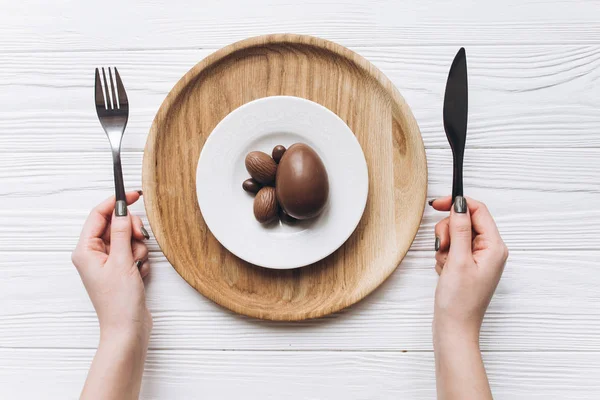 Comer ovos de chocolate Páscoa — Fotografia de Stock