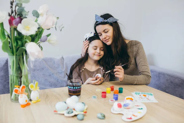 Moeder en dochter schilderij eieren — Stockfoto