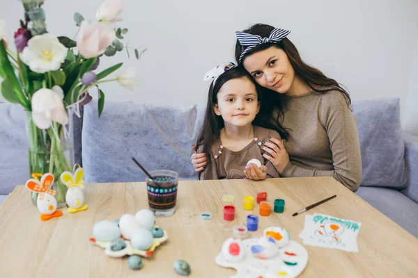 Moeder en dochter schilderij eieren — Stockfoto