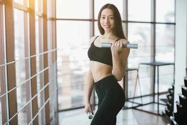 Fitness-Mädchen im Fitnessstudio — Stockfoto