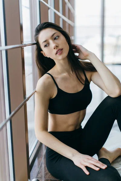 Fitness tjej nära windows — Stockfoto