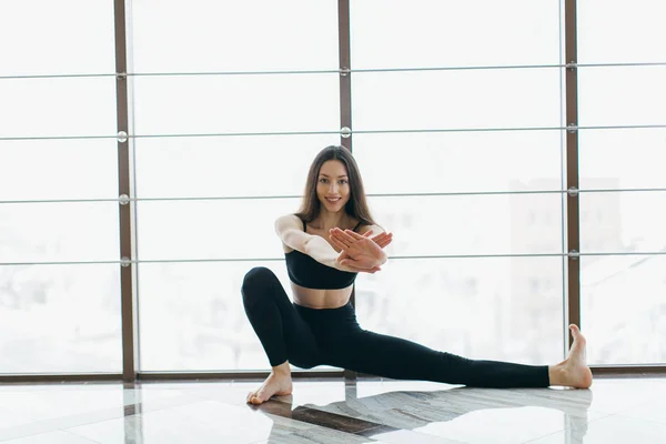 Gadis kebugaran berlatih yoga — Stok Foto