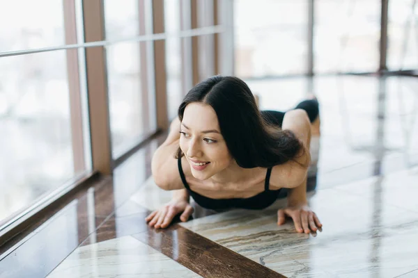 Gadis kebugaran berlatih yoga — Stok Foto