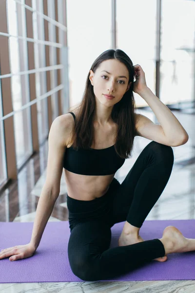 Fitness Chica en el gimnasio — Foto de Stock