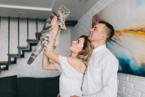 猫と若いカップル — ストック写真