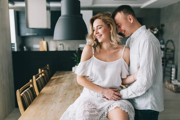 Paar flirtet in Küche — Stockfoto