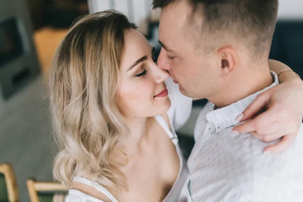 Casal bonito em casa — Fotografia de Stock