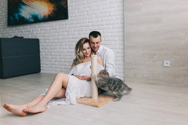 Jeune couple avec chat écossais — Photo