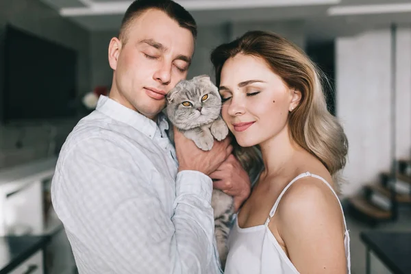 Couple avec chat pliant écossais — Photo