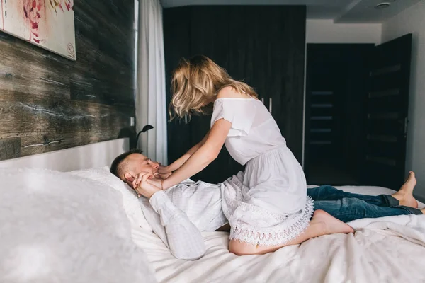 Couple in love in bed — Stock Photo, Image