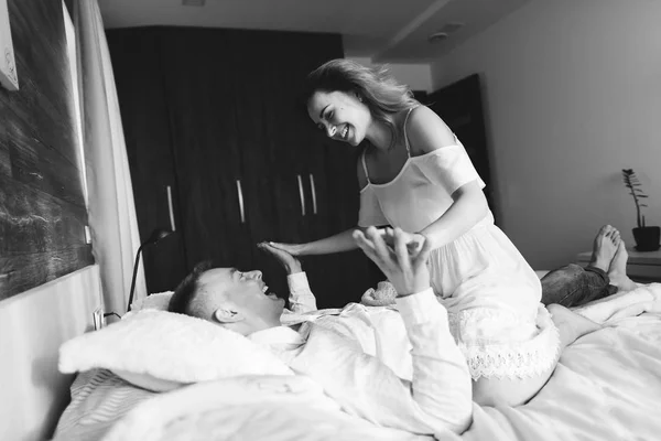 Vackra par spela i sängen — Stockfoto