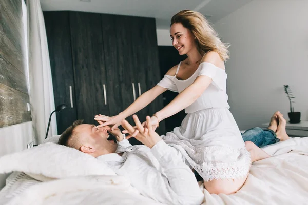 Vackra par spela i sängen — Stockfoto