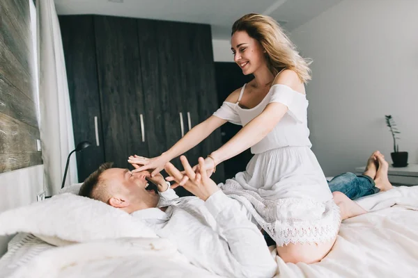 Belo casal jogar na cama — Fotografia de Stock