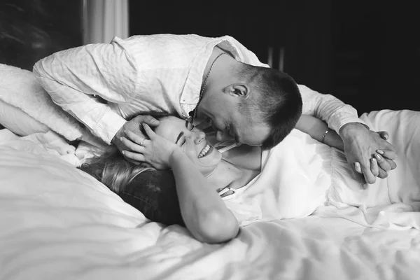 Молодая пара в постели — стоковое фото