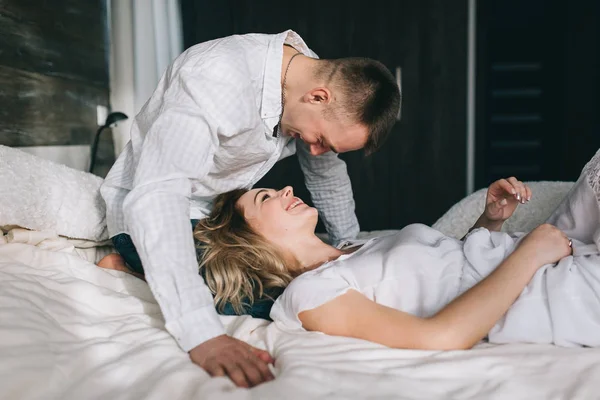 Красива пара в ліжку — стокове фото