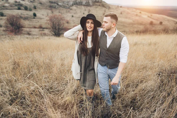 Fashion couple walking — Stock Photo, Image