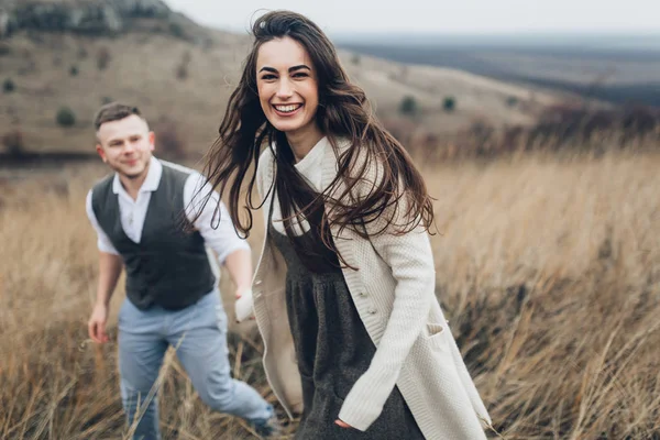 Fashion couple walking — Stock Photo, Image