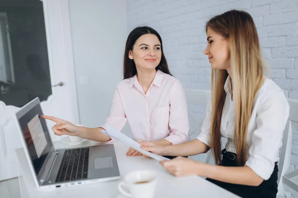 Mujeres de negocios lindo en la oficina — Foto de Stock