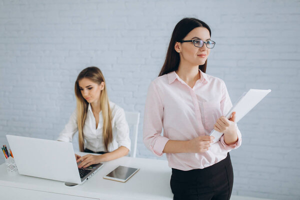 модные деловые женщины работают
