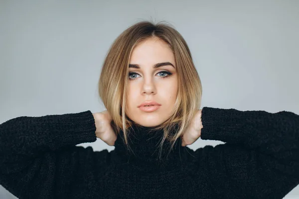 Siyah kazaklı sarışın kadın